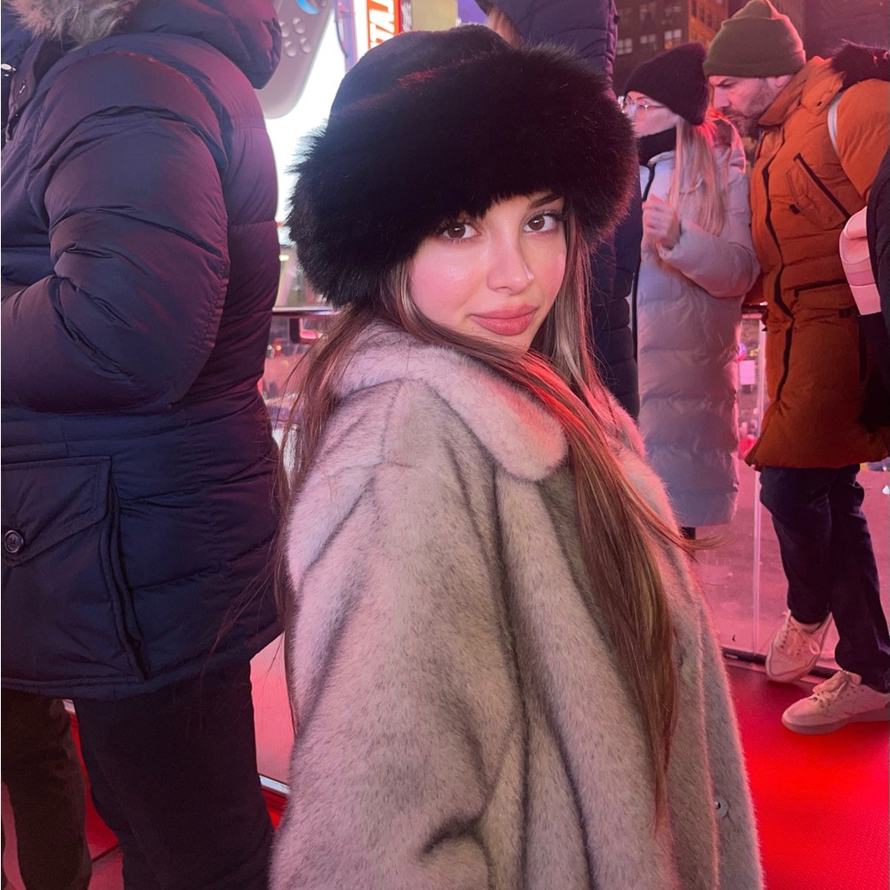 Meet your Posher, Elona